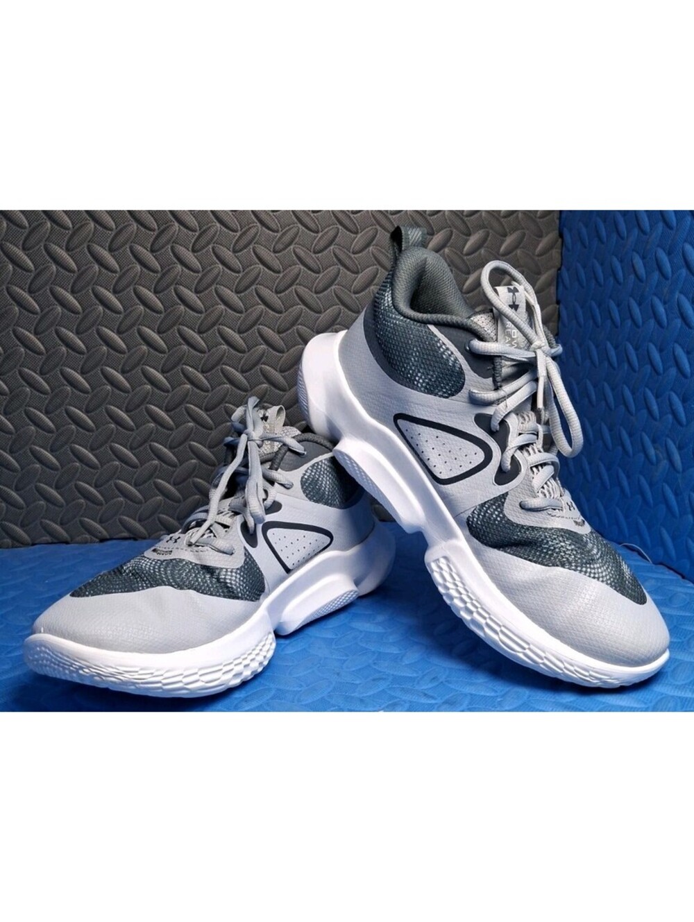 Under Armour Basketball Shoe Women's Gray/White Used Only On Basketball Court 9